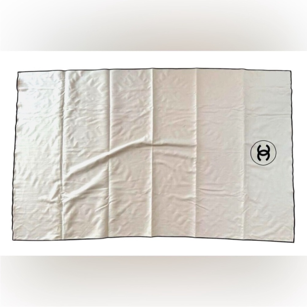 NEW-Chanel Beauté Ivory Throw with Black Emblem - Picture 5 of 13